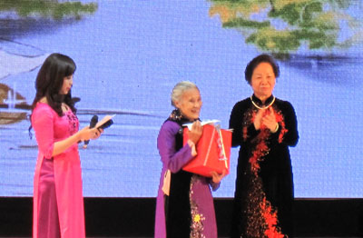 Giao lưu nghệ thuật “Mẹ và quê hương”